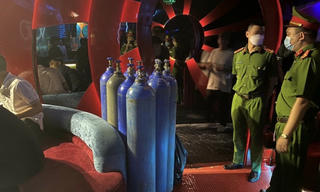 Nhân viên quán bar Heyo Clup có hành vi chống đối công an 