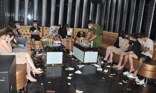 Nhóm nam nữ rủ nhau vào quán karaoke dùng ma túy
