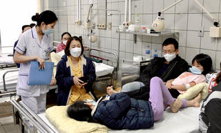 38 học sinh nghi ngộ độc được điều trị tại Bệnh viện Bạch Mai đều đã xuất viện