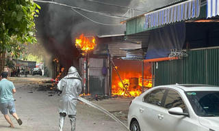 “Bà hỏa” ghé thăm bãi trông xe tự phát ở Hà Nội