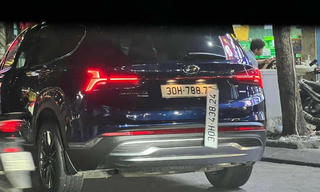 Công an 'vào cuộc' xác minh ô tô đeo 2 biển số trên đường Hà Nội