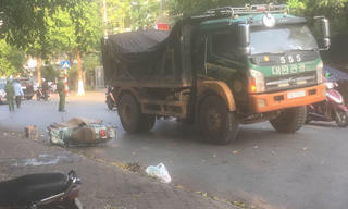 Va chạm với xe tải trên đường phố Hà Nội, một người tử vong tại chỗ
