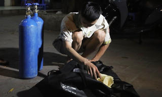 Phát hiện đối tượng đang vận chuyển bóng cười cho khách