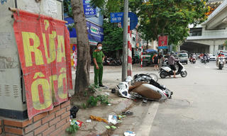 Hai xe máy va chạm giữa ngã tư Hà Nội, 3 người bị thương nặng