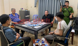 Bắt quả tang 12 người nước ngoài đang đánh bạc được tổ chức chuyên nghiệp