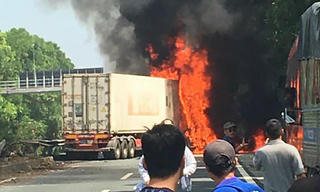 Xe container bốc cháy ngùn ngụt trên cao tốc Pháp Vân 