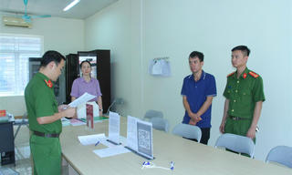 Bắt đối tượng đạp chân vào kính chắn gió xe công vụ rồi hành hung cảnh sát giao thông