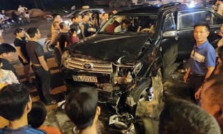 Ô tô đâm trực diện, cuốn 3 cô gái ở Hà Nội vào gầm xe