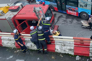 Cứu nam thanh niên ngã văng từ cầu Chương Dương xuống đất