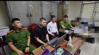 Phá đường dây làm giả giấy tờ nhà nước do nhân viên ngân hàng cầm đầu