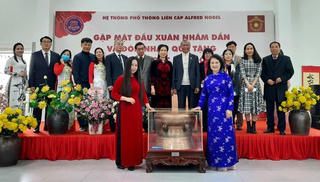 Giáo dục trực quan bằng cách đưa tiêu bản Trống đồng Ngọc Lũ vào trường học 