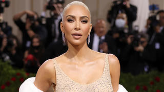 Soi những bộ đầm "siêu khủng" của nhà Kardashians trên thảm đỏ Met Gala