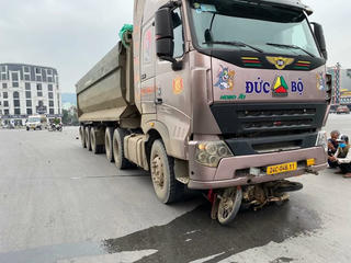 Lào Cai: Va chạm với xe đầu kéo, một người phụ nữ tử vong 