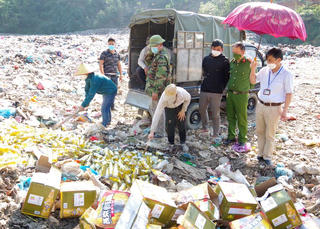 Hà Giang: Tiêu hủy hơn 1.400 chai bia không rõ nguồn gốc xuất xứ