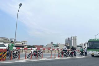 Bức xúc vì xe khách, xe ôm ngang nhiên đón, trả khách trên đường cao tốc ở Hà Nội