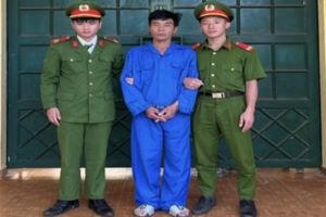 Dùng máy cắt cỏ cắt vào chân cán bộ công an