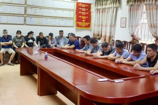  Bắt quả tang 20 đối tượng đánh bạc bằng hình thức "chơi xóc đĩa" trên tàu du lịch