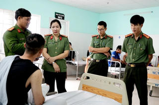 Vừa ra tù lại dùng mã tấu chém bị thương Cảnh sát Cơ Động