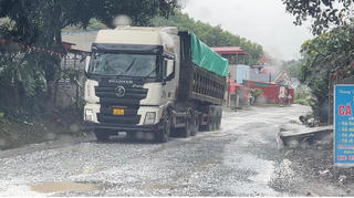 Cần xử lý nghiêm tình trạng xe quá tải “tàn phá” Quốc lộ 70