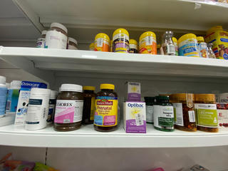 Shop Bảo Bình (Lào Cai) ngang nhiên bày bán các sản phẩm có dấu hiệu nhập lậu 