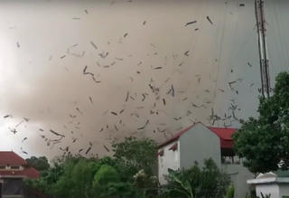 Lốc xoáy kinh hoàng làm 3 người chết, nhiều người bị thương 