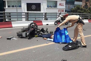 Tai nạn kinh hoàng trên cầu vượt, 2 thanh niên nhập viện