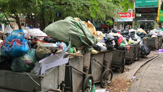 Rác chất đống, bốc mùi trong nội thành Hà Nội