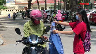 Ngoài phòng thi, bố mẹ luôn dõi theo các con