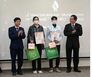 Nhóm tác giả Media- Báo Pháp luật Việt Nam giành Giải A và B báo chí đa nền tảng Giải Báo chí - Truyền thông Thắp sáng