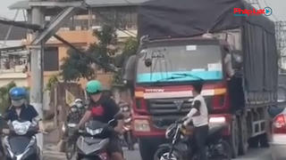 Bình Dương: Nguyên nhân nhóm thanh niên cầm dao đập phá xe tải, hành hung tài xế