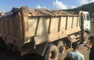 Quảng Ninh: Xe chở đất nổ tung lốp, nhiều người may mắn thoát nạn