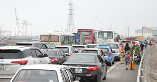 Hải Phòng: Cát Bà cháy phòng, đường ra đảo ùn tắc cục bộ