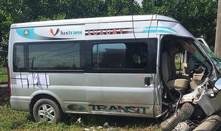 Xe khách đâm gãy đôi cột điện ở Quảng Ninh, 4 người trọng thương 