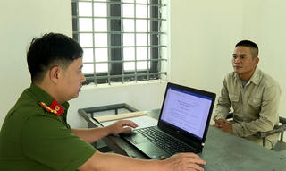 Lĩnh 18 tháng tù do dùng flycam quay cảnh hút cát để tống tiền