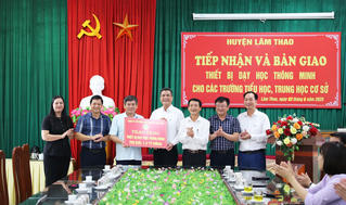 Supe Lâm Thao trao tặng thiết bị dạy học thông minh 'nâng bước' học sinh tỉnh Phú Thọ