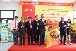 Supe Lâm Thao gắn biển công trình chào mừng Đại hội Đảng bộ Tập đoàn Hóa chất Việt Nam