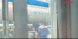 Tận thấy quy trình “rút ruột” xăng dầu của xe cung cấp nhiên liệu bay