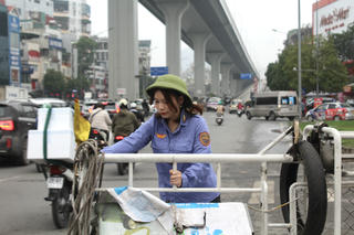 Niềm vui của những người phụ nữ “quên mình” vì kế sinh nhai trong ngày 8/3