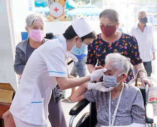 TP HCM tiếp tục khám và cấp thuốc cho người cao tuổi tại nhà