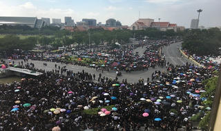 Dân Thái Lan xếp hàng đón linh cữu nhà vua Bhumibol