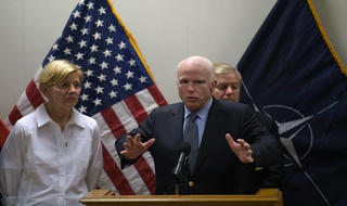 Thượng viện Mỹ hoãn bỏ phiếu về dự luật sức khỏe chờ ông McCain phẫu thuật