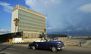Nhân viên bị “tấn công” bí ẩn, Mỹ cân nhắc lại đóng cửa ĐSQ tại Cuba 