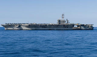 Thăm tàu sân bay Hoa Kỳ USS Carl Vinson đi qua vùng biển gần Việt Nam