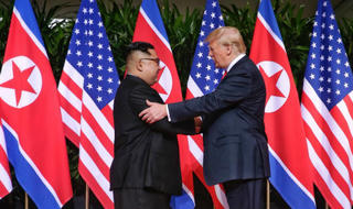 Chỉ các phiên dịch viên được “góp mặt” trong cuộc gặp thượng đỉnh Trump – Kim