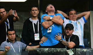 Huyền thoại Maradona nhập viện sau trận thắng nghẹt thở của Argentina