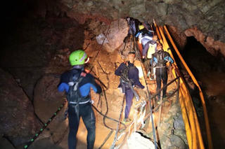5 người Thái Lan ở hang ngập nước có thể không cứu hết trong hôm nay