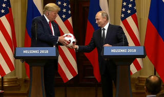 Quả bóng ông Putin tặng ông Trump có gắn chip đặc biệt?