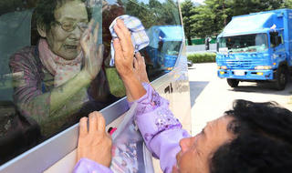 Nghẹn lòng cảnh chia tay khó hẹn ngày gặp lại của những gia đình Liên Triều
