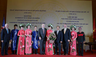 Khởi động Chương trình McCain/Kerry để tôn vinh Thượng nghị sỹ McCain