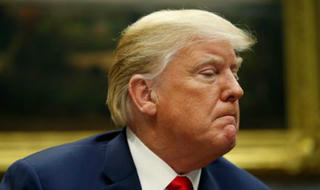 Ông Trump hủy tăng lương cho nhân viên liên bang